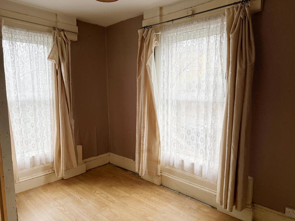 Lot: 149 - HOUSE IN NEED OF REFURBISHMENT - Double aspect dining room with separate WC